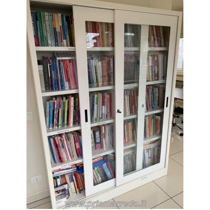armadio con ante vetro scorrevoli può contenere tantissimi libri facili da trovare