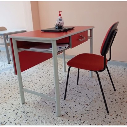 foto profilo della cattedra rossa che è stata abbinata ad una sedia da ufficio (non fornita)