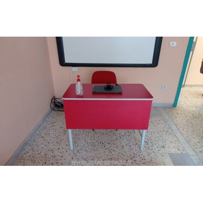 Vista frontale cattedra rossa che è stata abbinata ad una sedia da ufficio (non fornita)