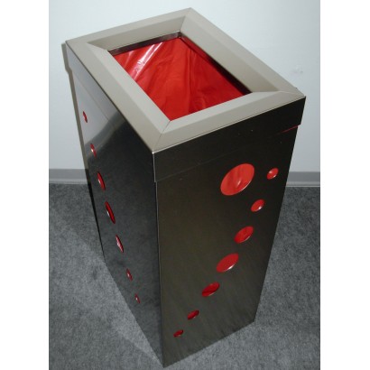 primo piano cestino in inox con all'interno una busta rossa crea effetto red design