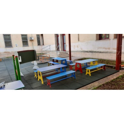 Set tavoli e panche per esterno fotografati in una scuola dell'infanzia milanese