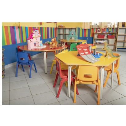 Tavoli tondi ed esagonali con piano colorato affiancati da sedie per l'infanzia modello Serena